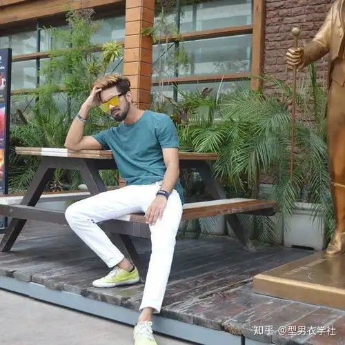 易脏耀眼的白色裤子如何搭,选对了款式,这样搭配让你更受欢迎