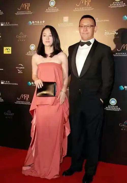 周韵嫁给姜文后更会穿,粉色纱裙随性大方,甜美又减龄