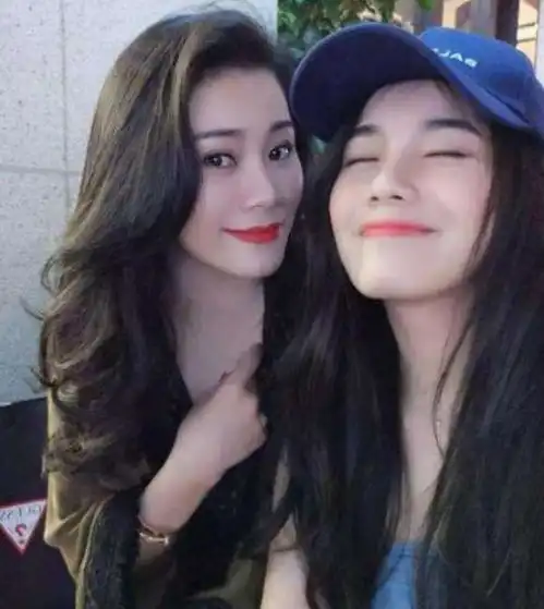 高颜值母女火了,妈妈跟女儿合照似姐妹,网友还缺女婿吗