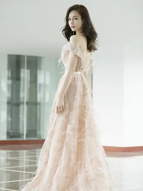 沈梦辰穿牛奶袜出行,当她抬腿凹造型时,立马懂海涛减肥原因