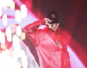 21岁因超级女声红遍全国,今穿卫衣配单车裤,少年感十足