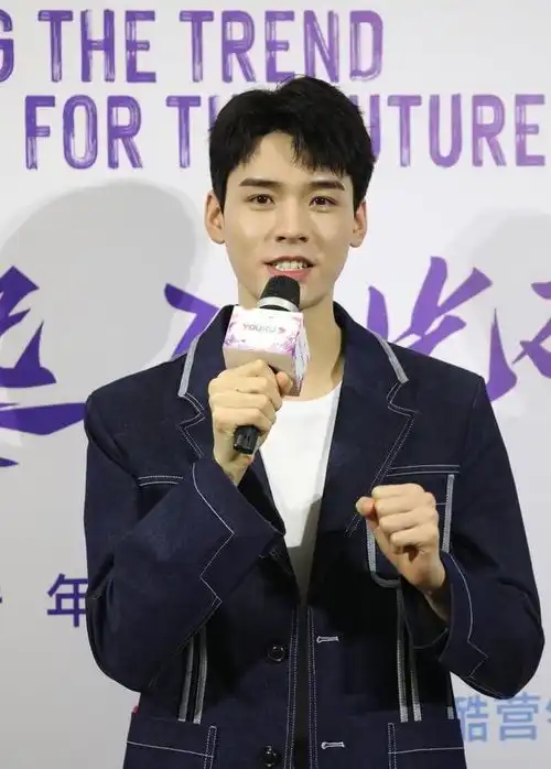 龚俊身材又挺又有肌肉,美男脸配紧实曲线,越看越有男友气质