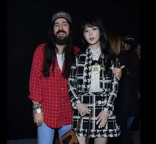 杨紫巴黎出镜,穿红色皮衣,少女范十足