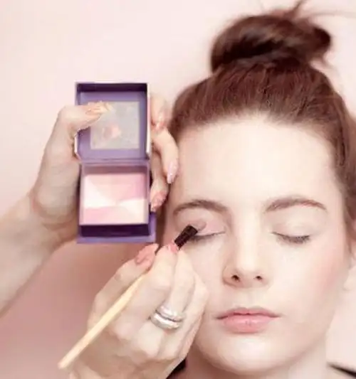 粉色系妆容画法教程,甜美迷人,七夕助你桃花朵朵开