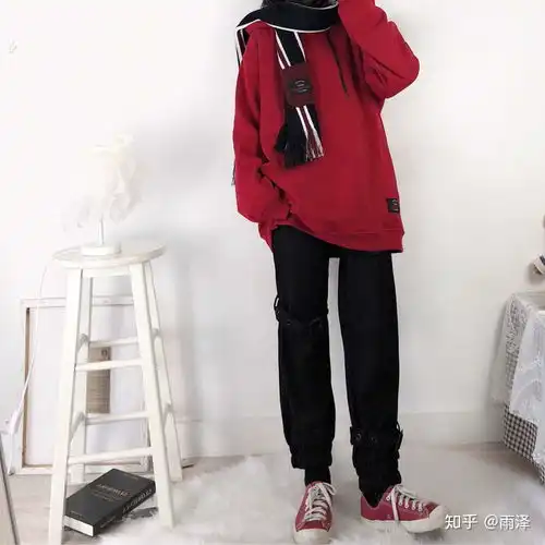 女生穿jk制服或者lolita,男生穿什么出去比较好