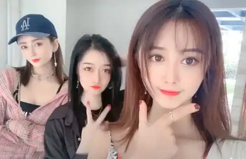 王思聪低调现身三亚电音节,一半女网红都去了,前呼后拥笑容甜美