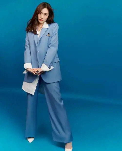 王霏霏穿西装好霸气,但穿上白色针织衫却很温柔,这衣品不得了