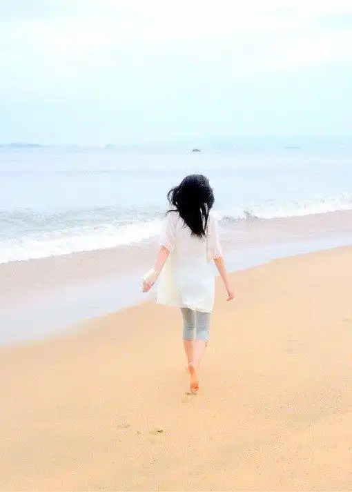 女孩子面对大海图