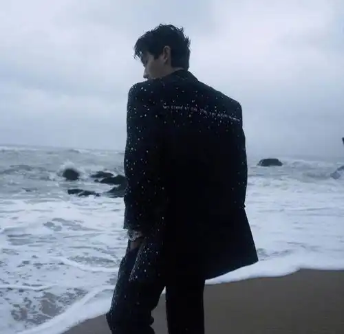 朱一龙越来越有魅力了在海边拍写真冷峻孤傲,33岁好有男人味