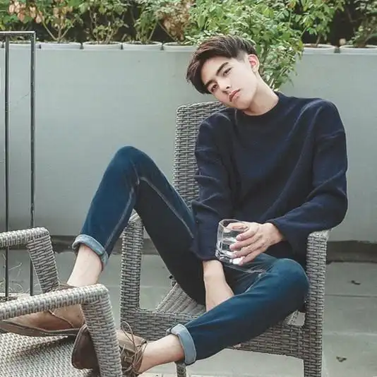 求一些00后的少年头像,要同一个人哦不要明星,要帅气一点的哦