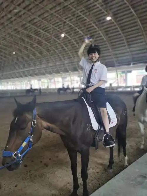 才华与帅气并存,星光闪耀的贾思骐