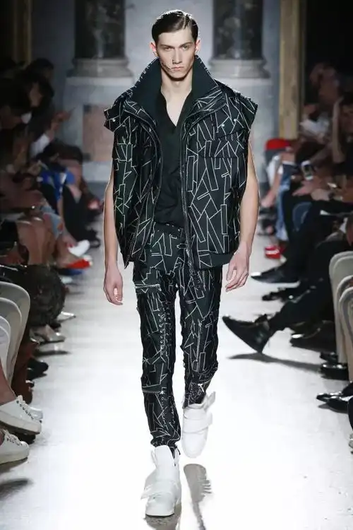 绅士or高冷,两位型男你要抱走哪一个