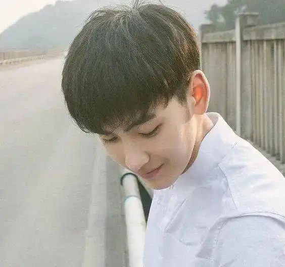 男头像阳光干净