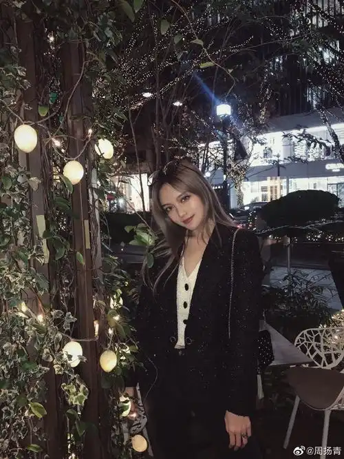 周扬青晒与闺蜜合照