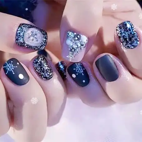 除了红绿配,这些颜色的圣诞美甲也超好看