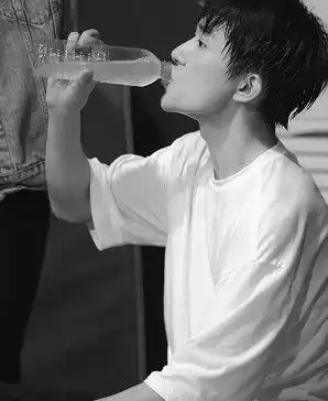 易烊千玺头像水彩绘