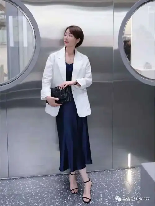 薄蓝色系头像西装