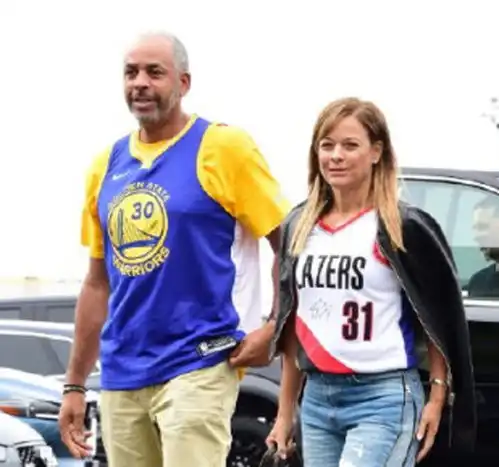 过不下去了55岁的库里妈妈提出离婚申请,2个儿子都很成功