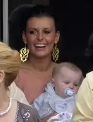 鲁尼爱子首度公开亮相酷似其父低调冲喜