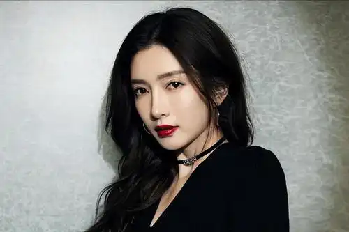 江疏影靠三十而已再度翻红,疑走甜美可爱风单手托腮秀妆容