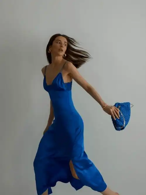 雾霾蓝输了今年最火的克莱因蓝,谁穿谁美