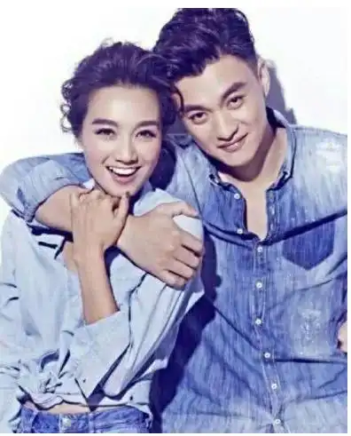 周一围夫妇合体,同穿白色情侣衫清新减龄,朱丹比小一岁老公还嫩