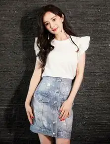 杨幂带火了一种袜子,叫只有条纹,搭配小白鞋巨潮