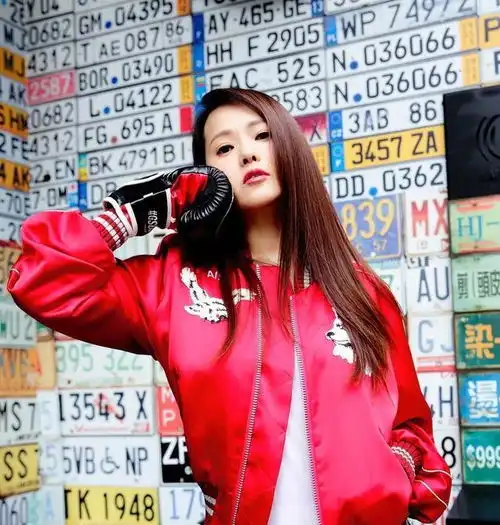 冻龄女神伊能静大胆挑战亮色系穿搭,52岁少女心不减