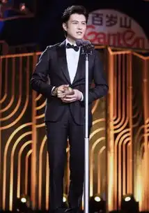 靳东现身机场,一身休闲的搭配显得文质彬彬,啤酒肚却隐隐若现