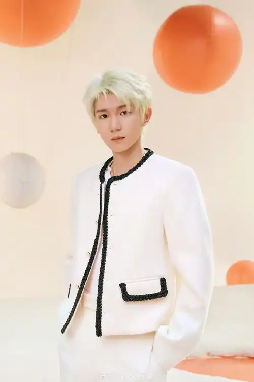 组图tfboys十周年演唱会倒计时官博发布三人橙色系写真大片