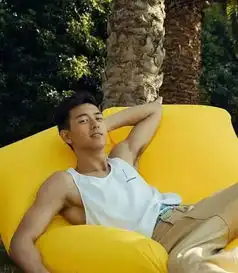 荧幕外的李现烟酒不沾,爱好撸猫健身做饭,很韩商言