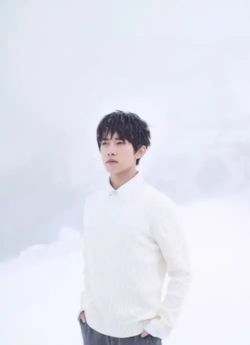 易烊千玺公益大片温暖明朗款款少年眼神深邃撩力十足