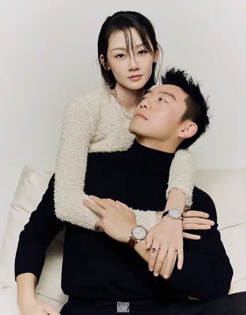 郑恺苗苗情人节大片释出二人相互搂抱亲密又恩爱