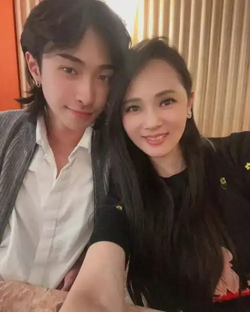 庾澄庆伊能静出席儿子毕业典礼,先后晒出合影,三人或迎世纪同框