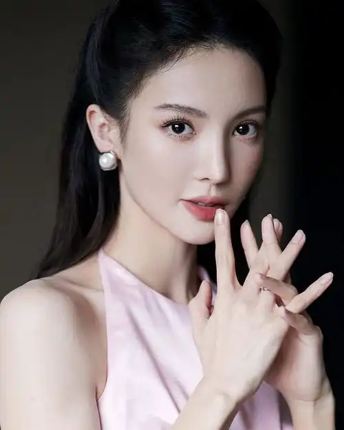 金晨藕粉礼服秀香肩身材超好垂眸浅笑似仙女美到心空