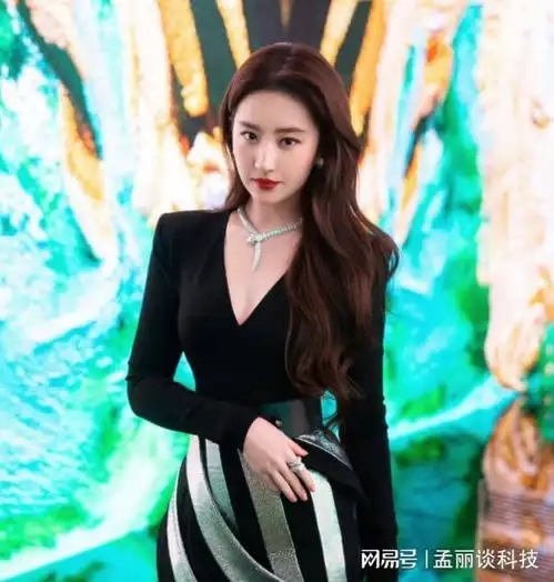 刘亦菲包臀裙展神仙身材,优雅性感兼备