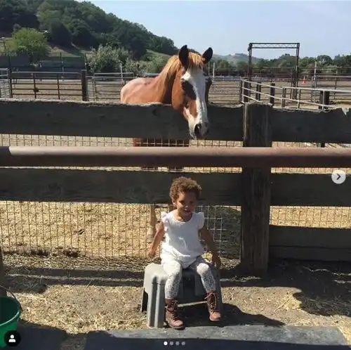 阿耶莎晒大女儿莱利骑马庆祝8岁生日照