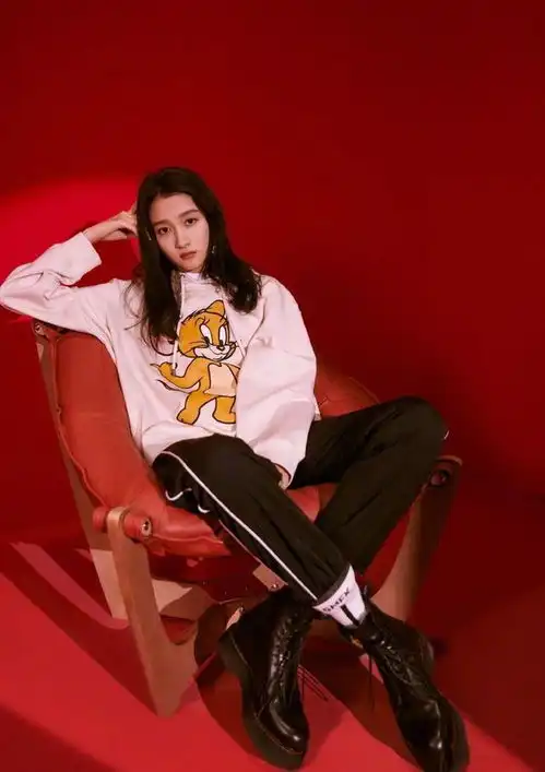 关晓彤新造型真有意思不仅背只熊来回跑,还在膝盖挖俩洞时髦