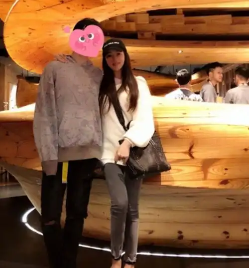 冻龄女神伊能静减肥成功,手拿爱马仕包包,犹如二十岁少女