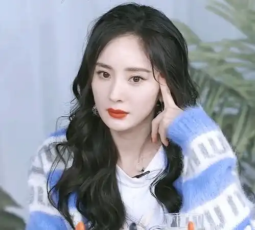 杨幂直播和粉丝互动,早秋少女系穿搭超减龄,不愧是显嫩小能手
