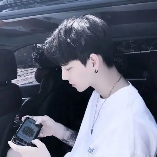 男生头像白色系干净简约