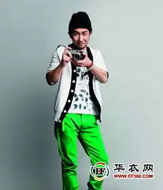 一个穿白t恤,绿裤子,背黑包的男生的头像