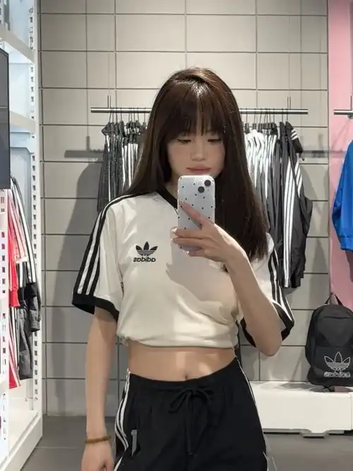 jennie带火的韩式辣妹穿搭阿迪短袖短裙,普通女生都跟风