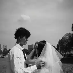 最近火了一波微丧系情侣头像你的晚安我不等了,我自己睡