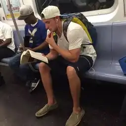 从国内的地铁帅哥到外国地铁高冷禁欲系帅哥,大家来感受下