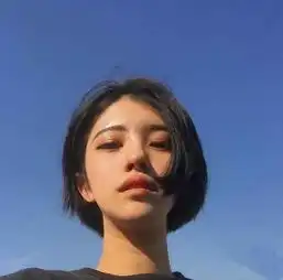 没有刘海的短发很适合春夏季