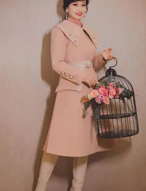 66岁赵雅芝借豪宅庆生穿粉色裙编发似少女,合照时老公搂错人