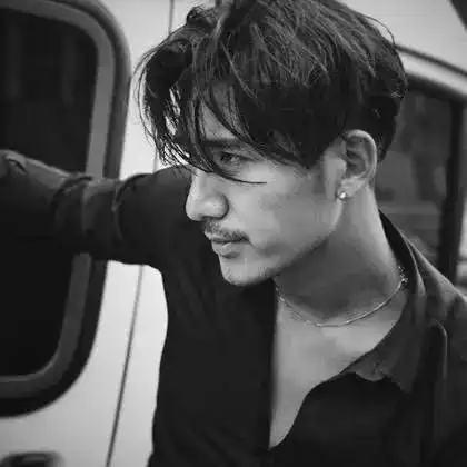 求打分别人说我长得像星二代,可我却只是个野模