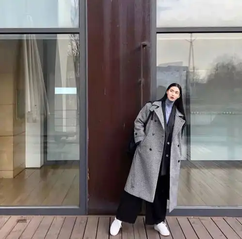 女生头像上半身漏锁骨