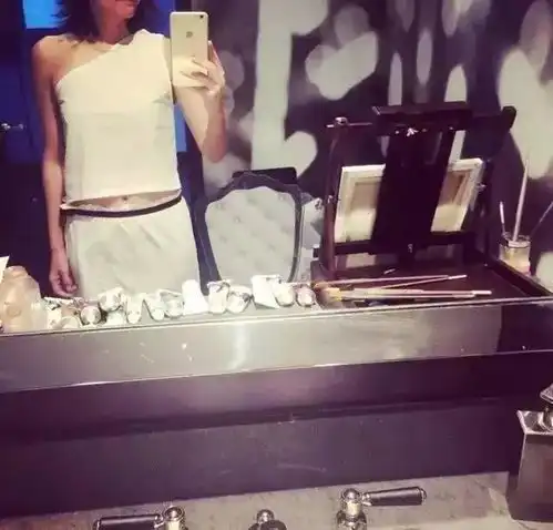 她是娱乐圈公认的才女,票房破亿的女导演,如今却做起了女裁缝